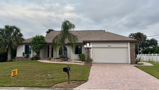 Building Photo - 6321 Jamaica Cir E