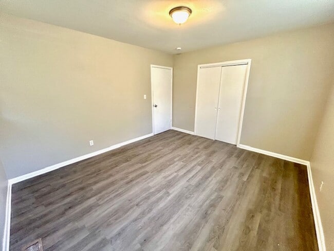Building Photo - 3902 Lakeview Dr NW