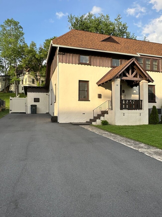 Building Photo - 3 bedroom, 2 bath, furnished Kingsport, TN