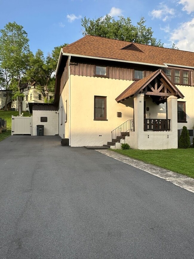 Building Photo - 3 bedroom, 2 bath, unfurnished or furnishe...