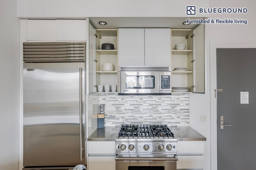 Building Photo - 550 W 54th St