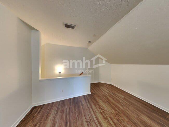 Building Photo - 432 Creekside Ln