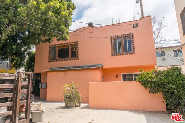 Primary Photo - 1004 1/2 N Ogden Dr