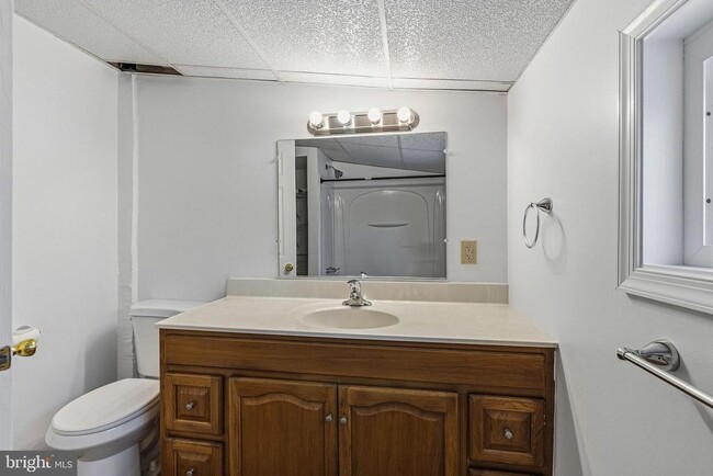 Building Photo - 614 Clark St