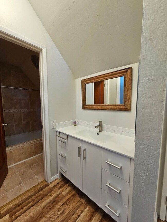 Building Photo - Unique FREESTANDING 2 Bed/ 1.5 Bath Townhome in Mountain View