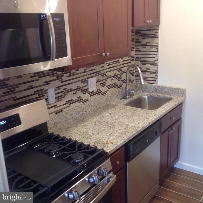 Building Photo - 2025 N Lincoln St