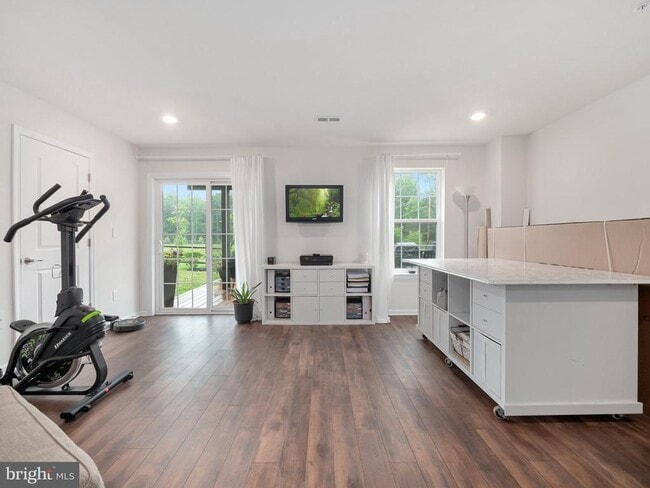 Building Photo - 131 Edgewater Ct