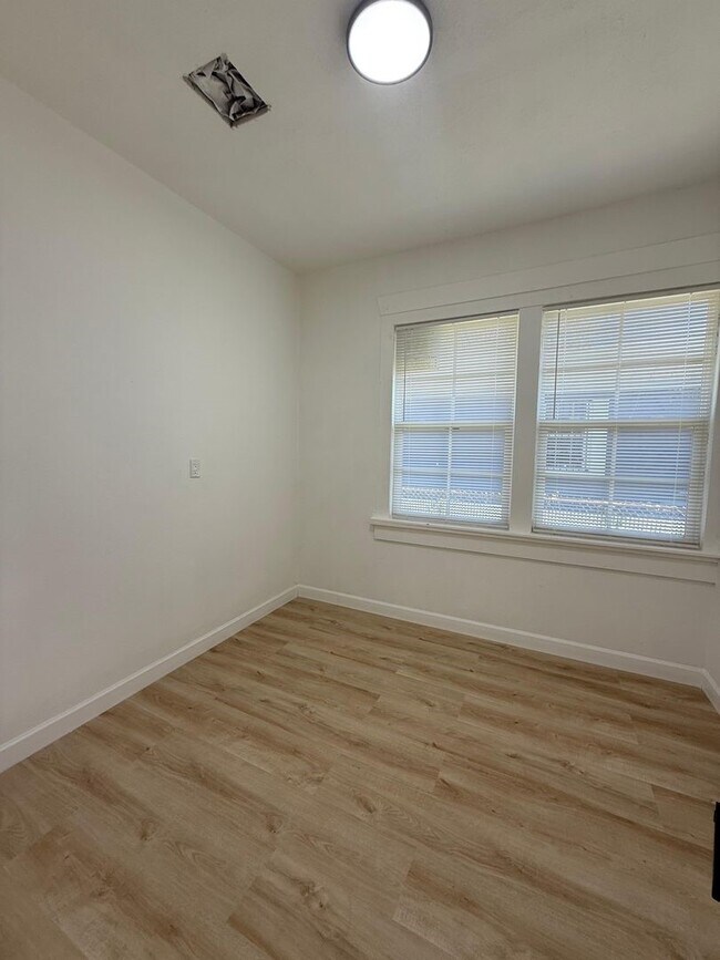 Building Photo - 8407 Carolwood Dr