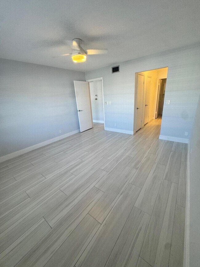 Building Photo - 6521 Bay Club Dr