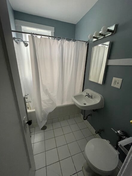 K1 bathroom - 1716 W Albion Ave