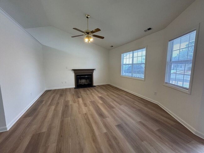 Building Photo - Charming 3 bedroom home in the Hubert area