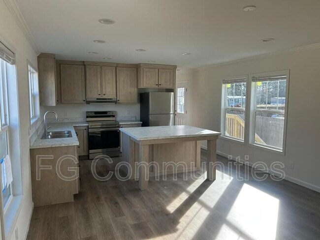 Building Photo - 3220 Sutton Ln