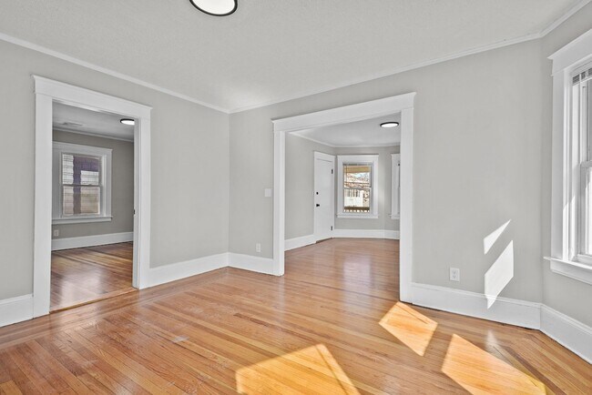 Building Photo - Completely Renovated 2 Bedroom in Elmhurst!