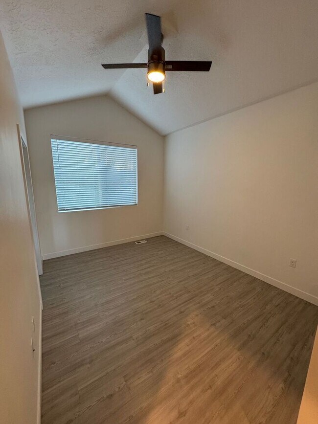 Building Photo - Move In Before School Starts! 4 Weeks Free + $0 Down Deposit OAC | 3 Bed Townhome in South Ogden
