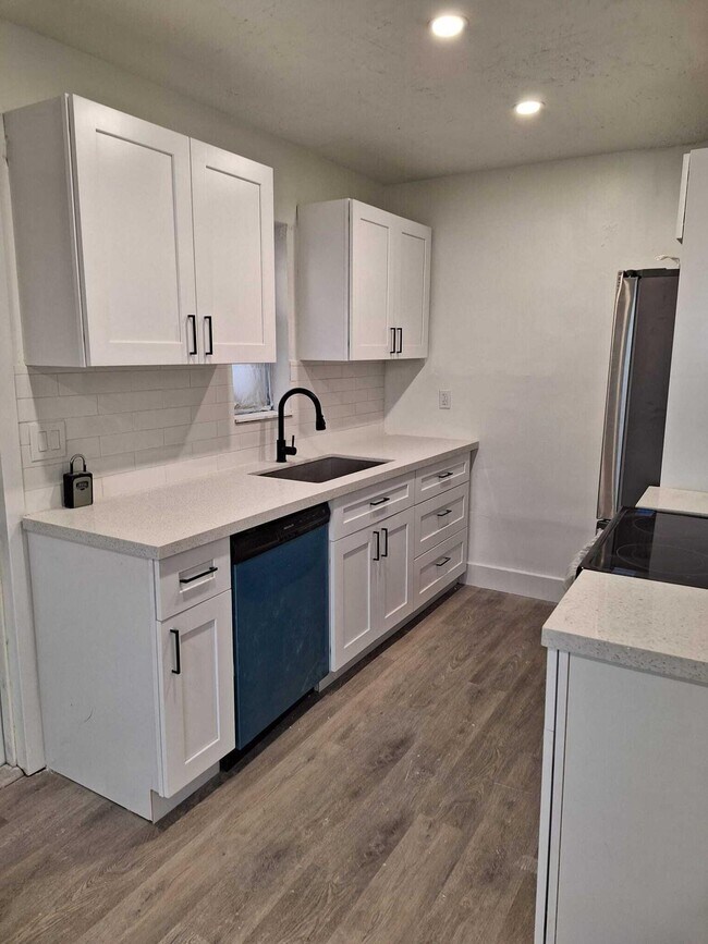 Building Photo - 1000 W 1st St