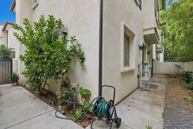 Building Photo - 908 N Santa Anita Ave