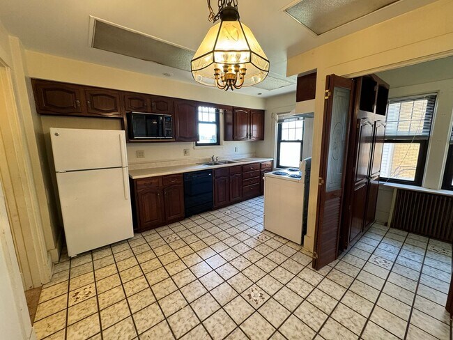 Building Photo - Mary Lou Molnar 111