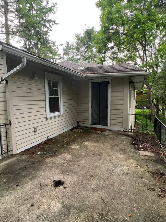 Building Photo - Updated Home in a Rural Setting - Pittsburgh