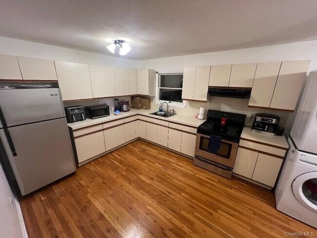 Building Photo - 2 Bushwick St