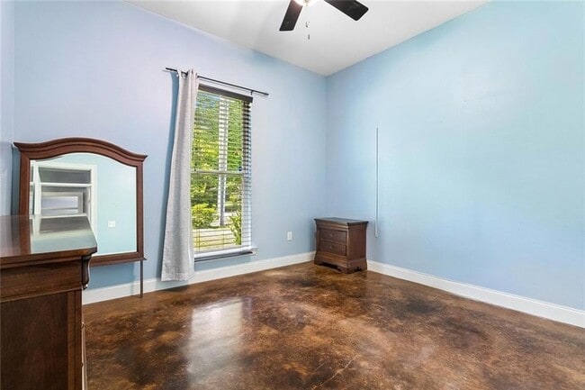 Building Photo - 1605 Labarre St