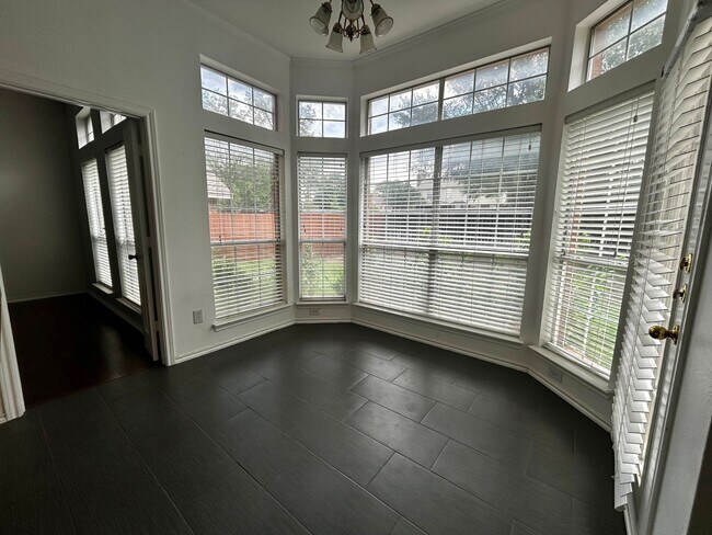 Building Photo - Spacious Home in BISD
