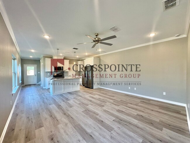 Building Photo - 3 Bedroom 2.5 Bathroom Townhomes at Villa Rosa!