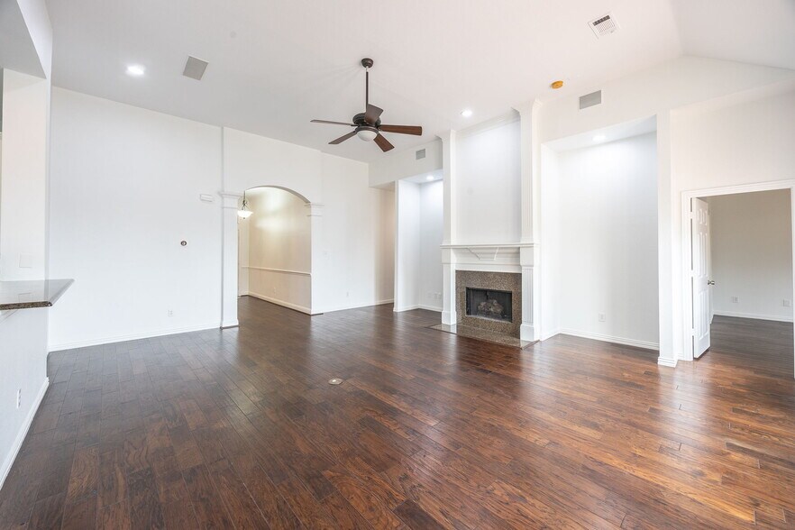 Building Photo - 11821 Cotswold Dr