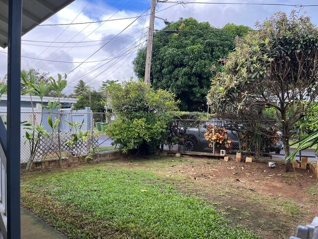 Building Photo - Wonderful Kaneohe 3 bedrooms, 1.5 bath House with Carport - Avail now!