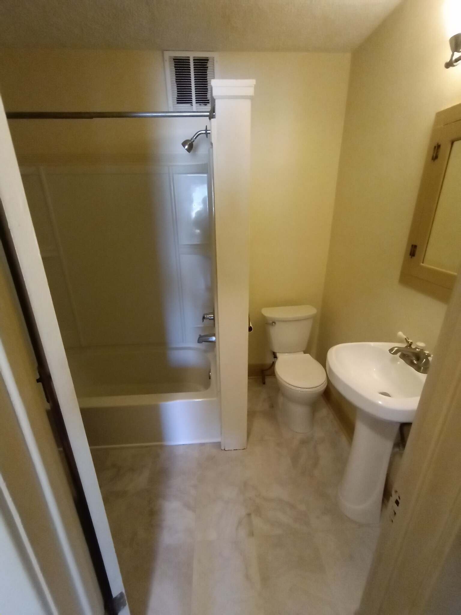 BaTH - 206 Edwin Ave SE