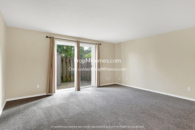 Building Photo - Charming 2-Bedroom Haven in the Heart of Sunset - A Blend of Serenity and Convenience!
