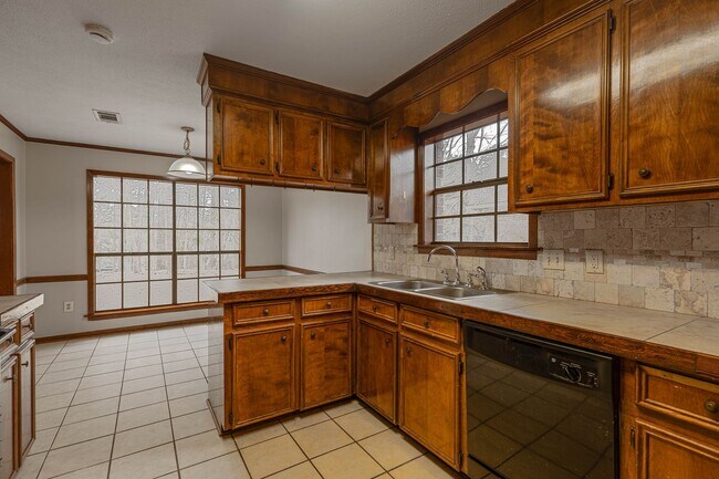 Building Photo - 575 Bradford Dr