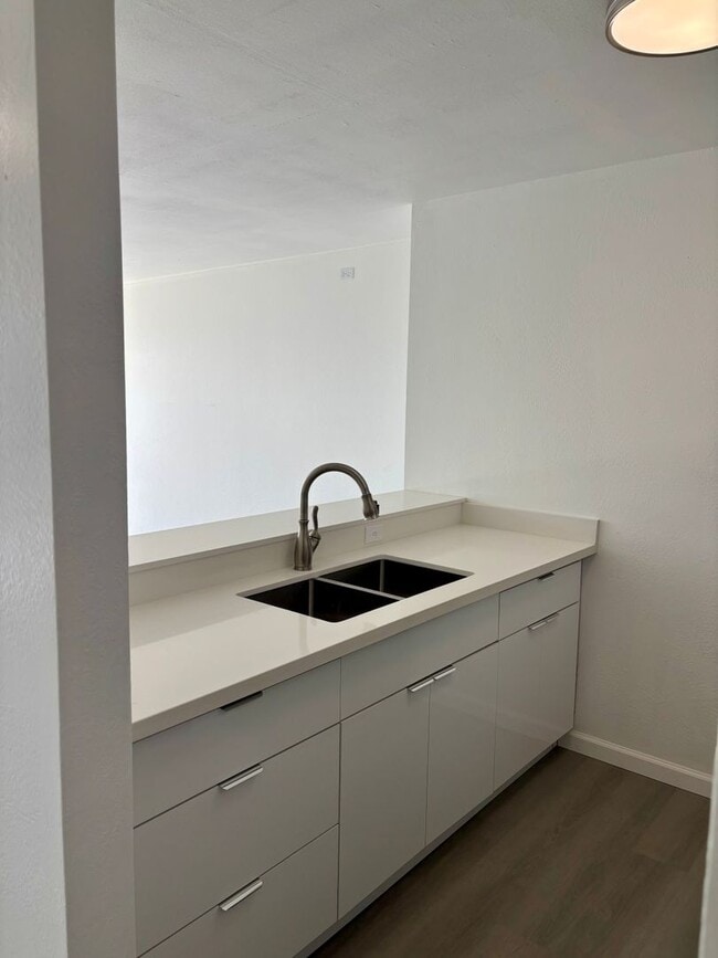 Building Photo - AVAILABLE NOW | Fully Renovated One Bedroo...