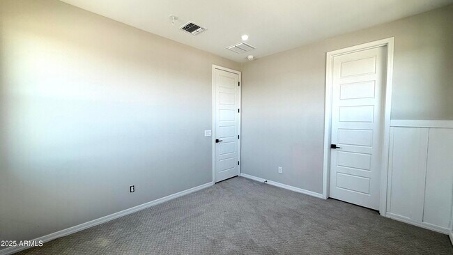 Building Photo - 26410 N Thornhill Dr