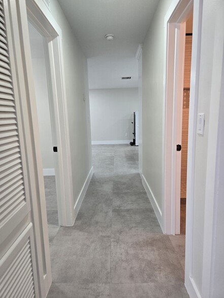 Hallway to Kitchen/ Living room - 266 W Shadyside Cir