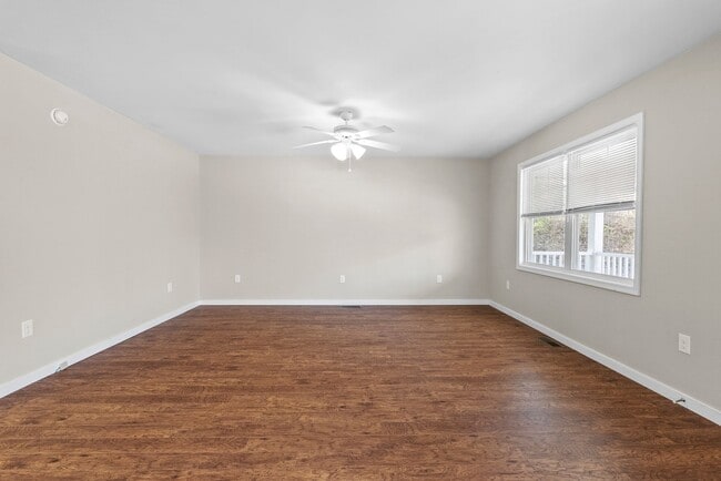 Building Photo - 3-Bedroom in Town of Farmville with Privacy and Convenience!