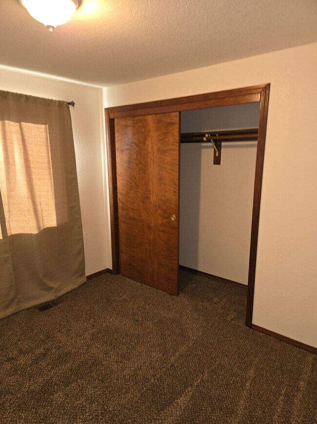 Building Photo - Beautiful Hermiston Home offers a perfect balance of comfort and convenience