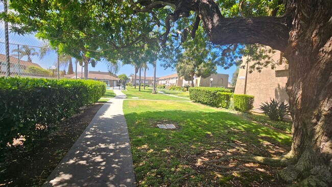 Building Photo - Gorgeous Remodeled 3bed 3bath 2 car garage...