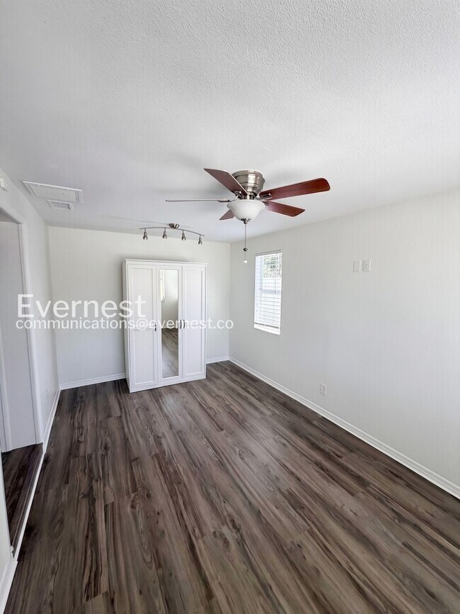 Building Photo - 4 Bed/2.5 Bath Home with Detached Garage / Available Now!