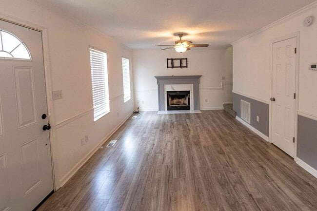 Building Photo - Knoxville 37912 - 2 bedroom, 1.5 bathroom ...