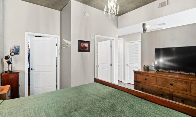 Building Photo - 1700 Bassett St