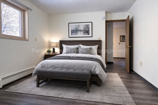 Building Photo - 320 6th St S