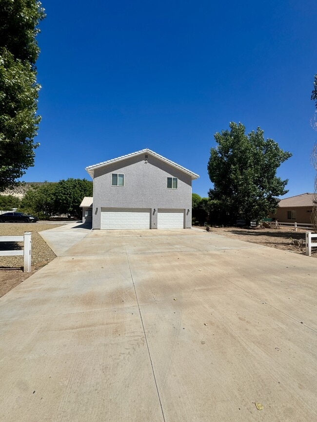 Building Photo - 1345 W Agate Rd