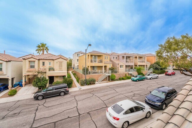 Building Photo - CHARMING FULLY FURNISHED 2 BEDROOM!