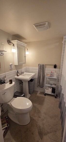 Bathroom - 2520 N Drake Ave