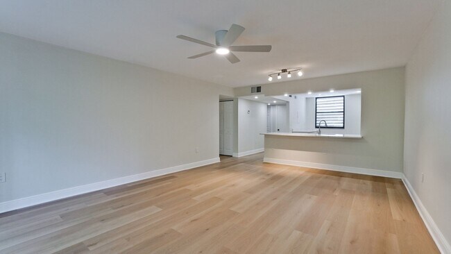 Building Photo - 542 Lakeside Dr