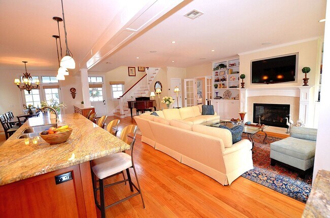 Building Photo - Charming Vacation Home, Furnished 4Bd/3.5Ba Home