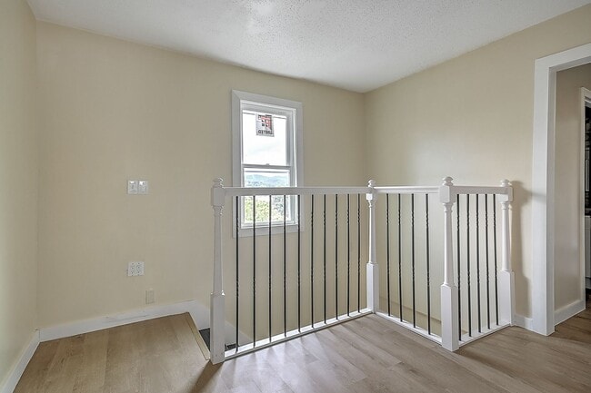 Building Photo - 4 Bedrooms 3 Baths Bristol TN