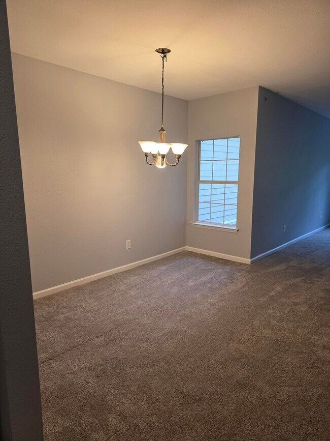 Building Photo - LEGENDS 3 Bedroom