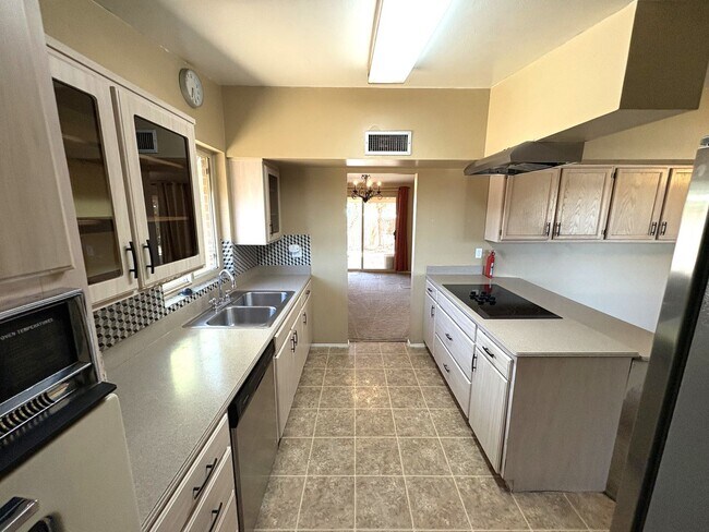 Building Photo - 3 Bedrooms 2 Bath Eastside Rental