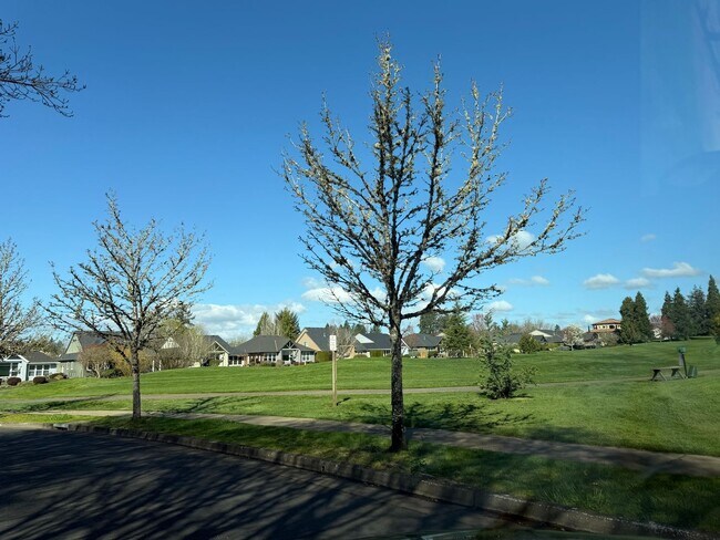 Building Photo - 5 Bedrooms and 2.5 Bathrooms with Views of the Rolling Hills of Corvallis Country Club